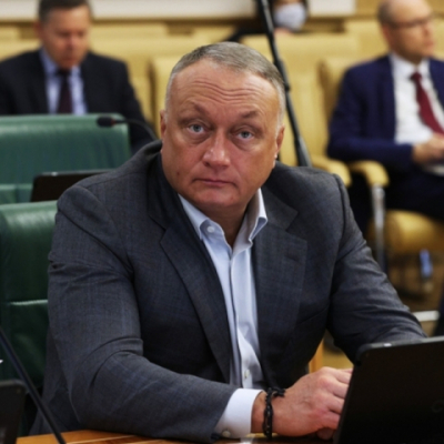 Сенатор Дмитрий Савельев: между заслугами и обвинениями